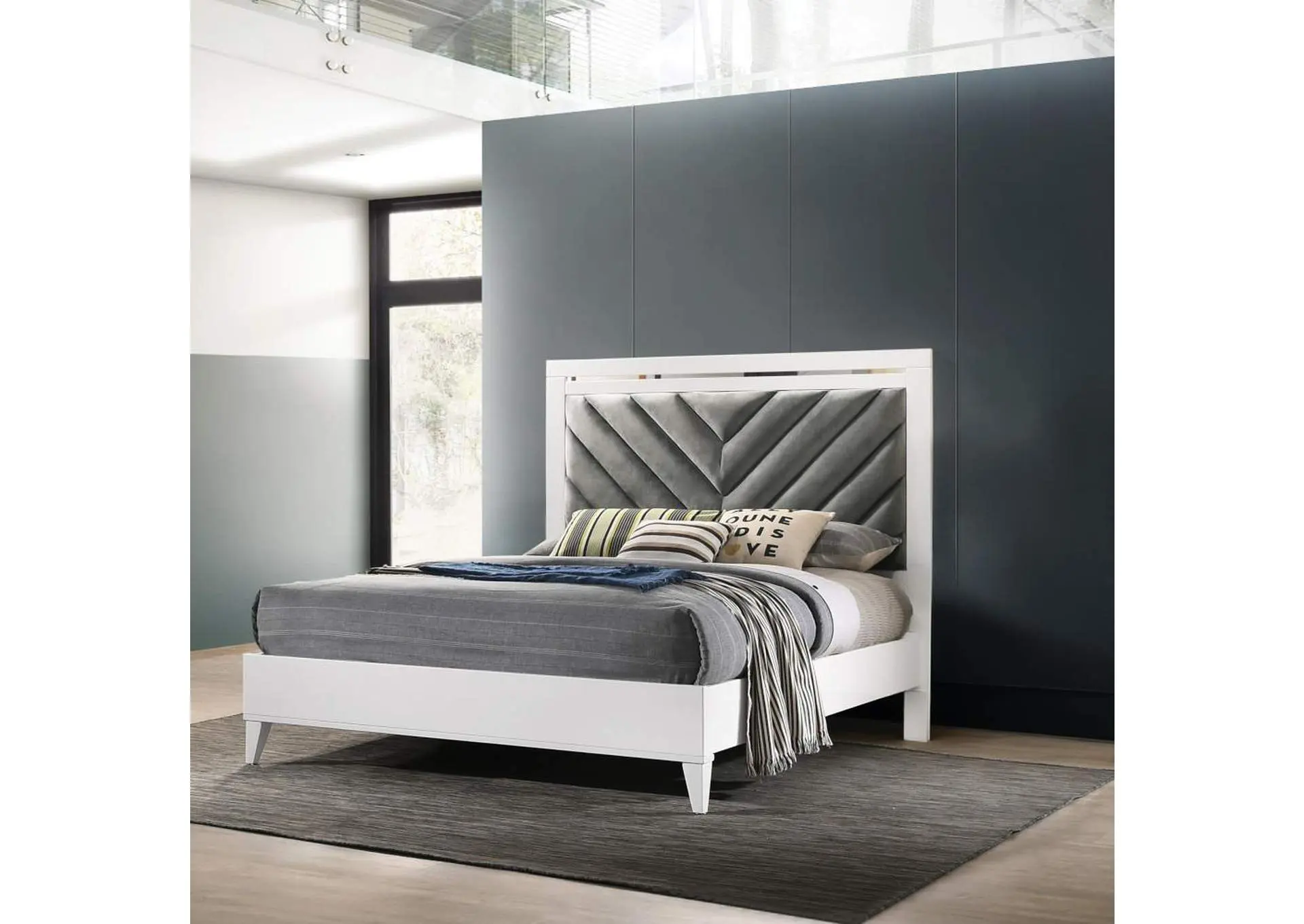 Chelsie Queen Bed