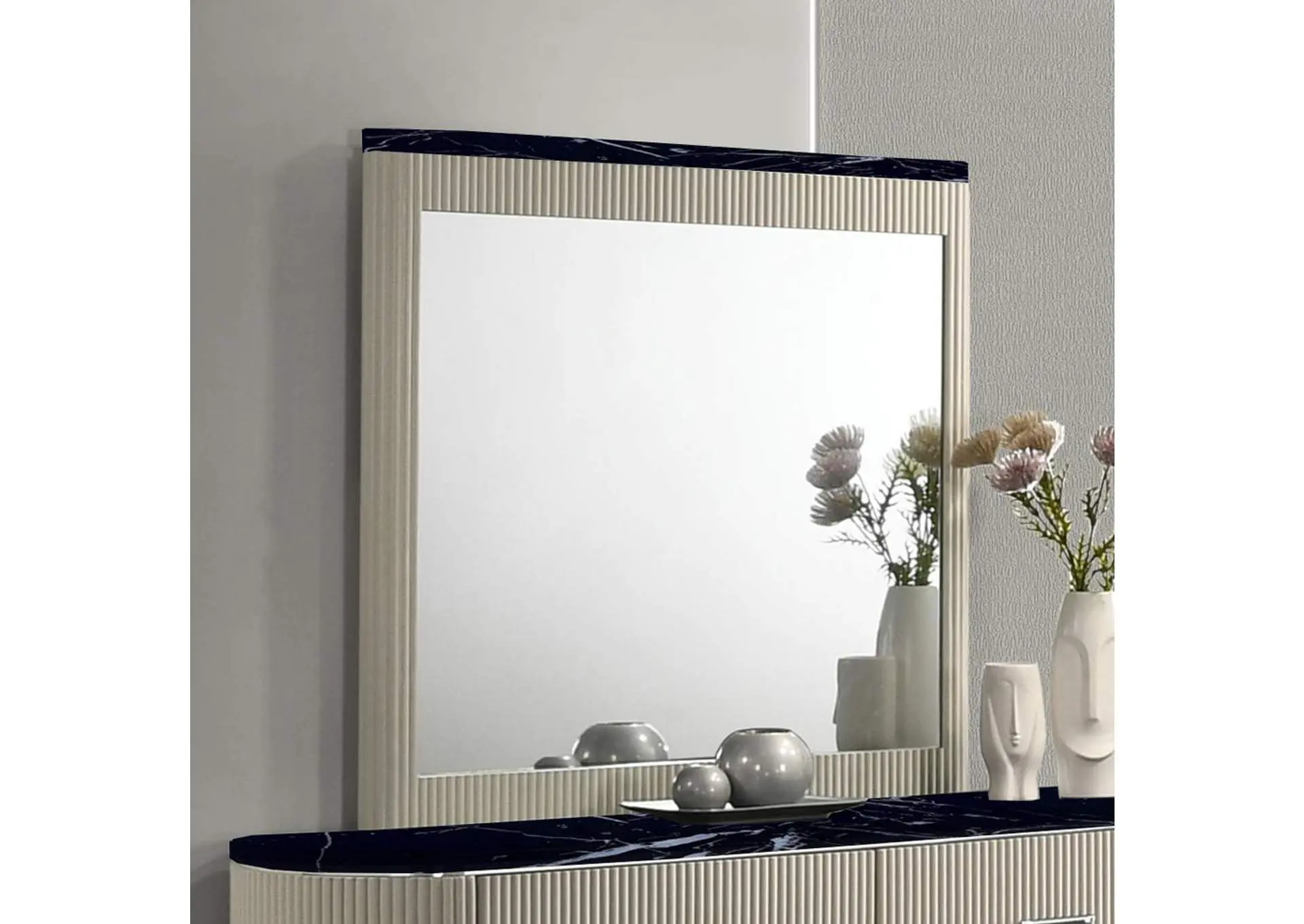Travonte Mirror